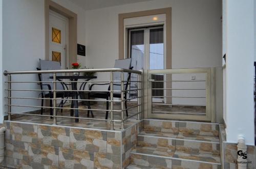 Un balcón con 2 sillas y una mesa en un edificio en G.S. Apartment en Mastichari