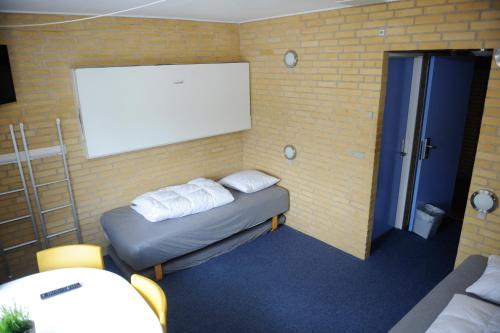 a room with two beds and a projection screen at Idrætscenter Jammerbugt in Fjerritslev
