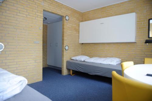 A bed or beds in a room at Idrætscenter Jammerbugt