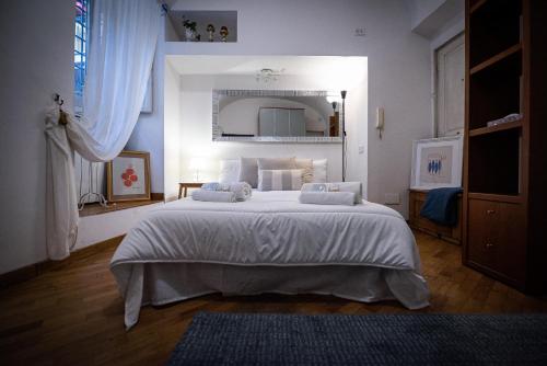 Una cama o camas en una habitación de Appartamento incantevole nel cuore di Roma, Monti