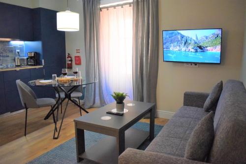 Μια τηλεόραση ή/και κέντρο ψυχαγωγίας στο Apartamentos Colmeia
