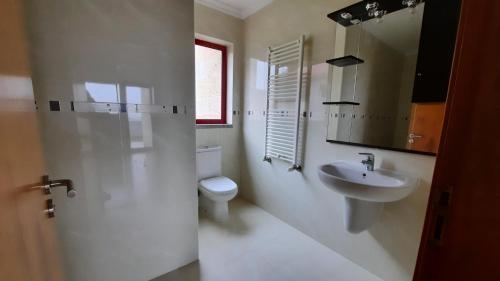 uma casa de banho branca com um WC e um lavatório em Villas do Laboreiro - Casa 8 em Castro Laboreiro