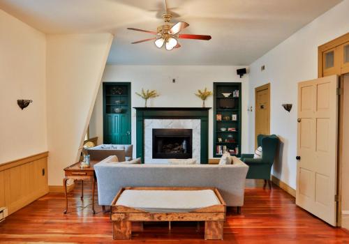 Ruang duduk di Baneberry Meadows B&B
