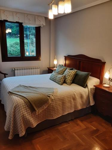 um quarto com uma cama com duas almofadas em Sellamante2 em Ribadesella