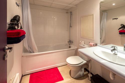 La salle de bains est pourvue d'une baignoire, de toilettes et d'un lavabo. dans l'établissement Family Saint Vincent 4 pers gare lourdes wifi, à Lourdes