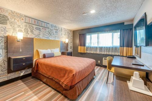 a hotel room with a bed and a desk at La Mirage Inn - Hollywood in Los Angeles