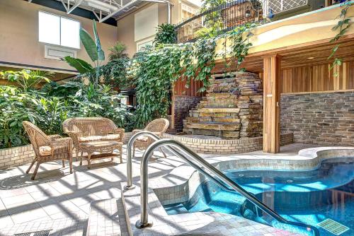 a hot tub in the middle of a patio at Hotel L'Oiseliere Montmagny in Montmagny