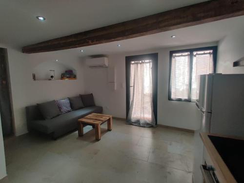 Posezení v ubytování Logement neuf centre du village aux pieds du château