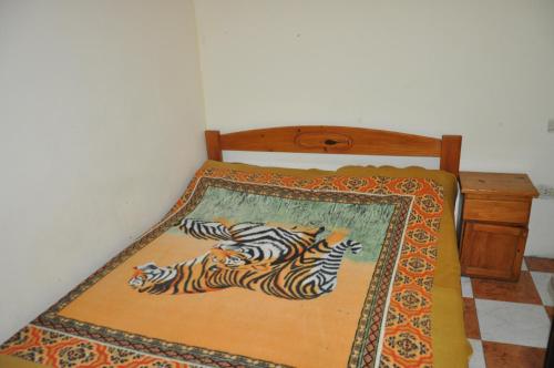 una cama con una pintura de cebras en ella en HUGO 2, en Colón