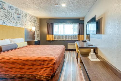 a hotel room with a bed and a desk at La Mirage Inn - Hollywood in Los Angeles