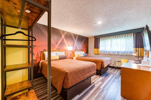 ein Hotelzimmer mit 2 Betten und einem Bad in der Unterkunft La Mirage Inn - Hollywood in Los Angeles