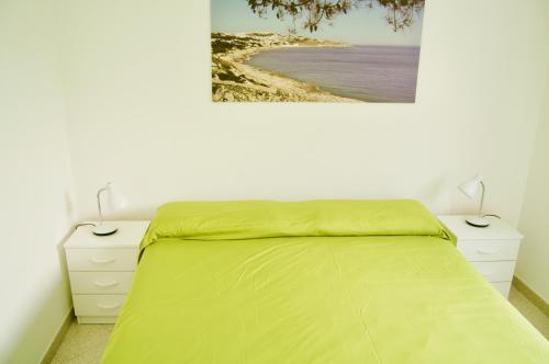 une chambre avec un lit et une photo de plage dans l'établissement Appartamento BelMar, à Marina San Gregorio