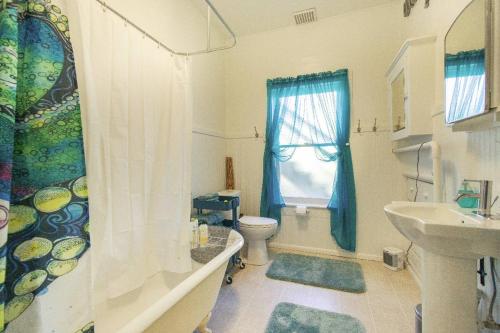 Et badeværelse på Historic House - Two units in one large home.