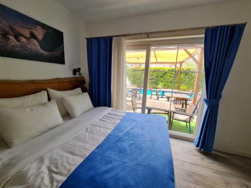 Кровать или кровати в номере Rebetiko Hotel