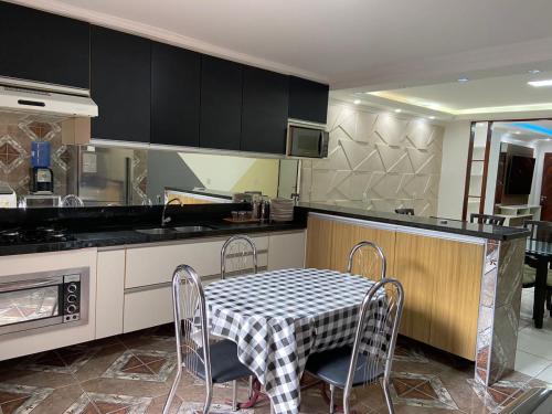 cocina con mesa y sillas en Residência Ximenes, en Fortaleza