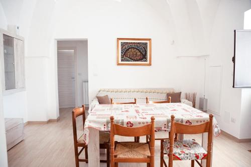 a dining room with a table and four chairs at Virginia Country house in Specchiolla 