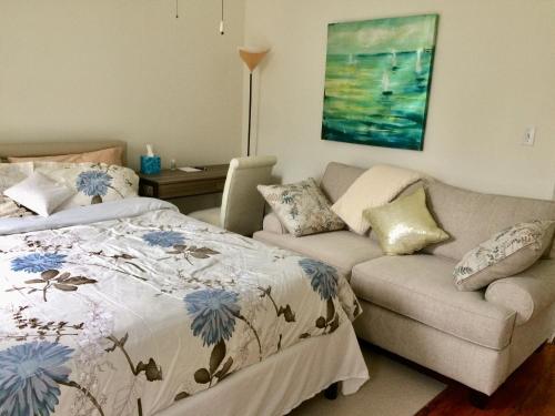 uma sala de estar com uma cama e um sofá em Comfortable Whole Apartment 1 Bed 1 Bath at Harvard-MIT em Cambridge