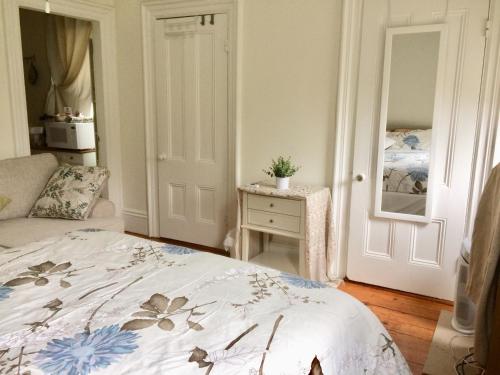 Una cama o camas en una habitación de Comfortable Whole Apartment 1 Bed 1 Bath at Harvard-MIT
