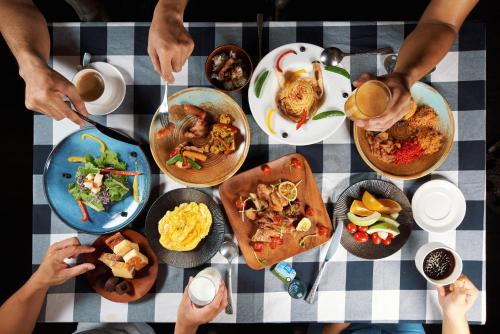 a group of people sitting at a table with food at 翠安儂風旅 in Taitung City