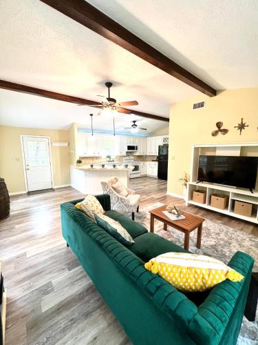 Un lugar para sentarse en 2 BDRM Treehouse Hideout- Lake Conroe with Boat ramp