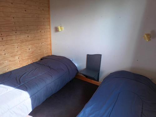 1 Schlafzimmer mit 2 Betten und einem Laptop an der Wand in der Unterkunft Chalet 1 au coeur des volcans in Bromont-Lamothe