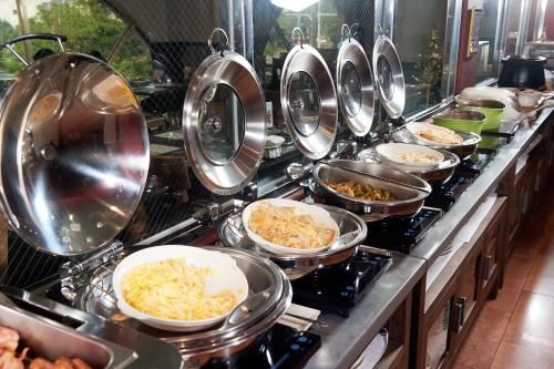 a row of pans of food on a buffet line at 翠安儂風旅 in Taitung City