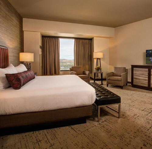 Ein Bett oder Betten in einem Zimmer der Unterkunft Nugget Casino Resort
