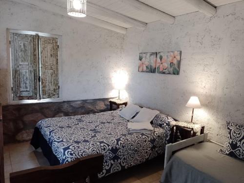 a bedroom with two beds and a window and a bed sidx sidx sidx at Rincon La Magda in Ciudad Lujan de Cuyo