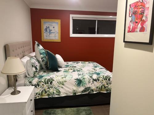 um quarto com uma cama e uma janela em Urban Retreat em Wollongong