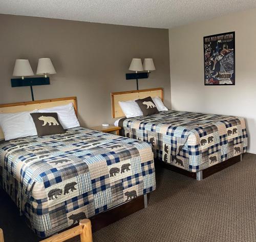 a hotel room with two beds and two lamps at Green Creek Inn and RV Park in Wapiti