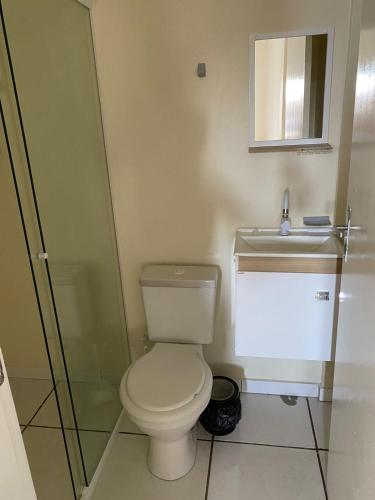 a bathroom with a toilet and a sink at Flat no centro in Chapecó