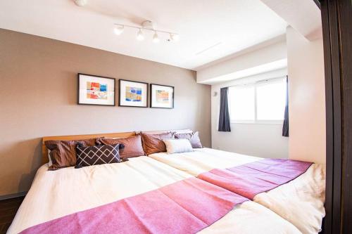 a bedroom with a large bed in a room at GIFT in Otaru