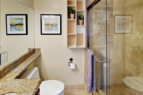 uma casa de banho com um chuveiro e um WC. em Asbury Haven em San Diego