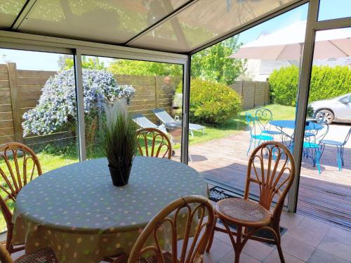 une véranda avec une table et des chaises sur une terrasse dans l'établissement Stone House in Sibiril near Sandy Beach, à Sibiril