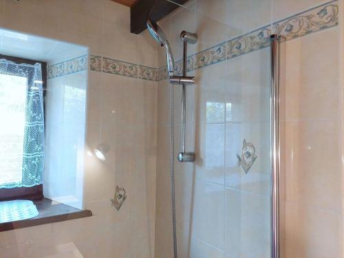 une douche avec une porte vitrée dans une salle de bain dans l'établissement Stone House in Sibiril near Sandy Beach, à Sibiril