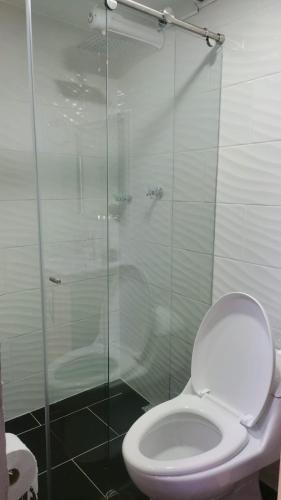 y baño con aseo y ducha acristalada. en HABITACION AMOBLADA SECTOR LAURELES-ESTADIO hasta 3 personas Santorini, en Medellín