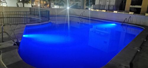 una piscina con iluminación azul en un edificio en Rincón del Salar, en Playas de Vera