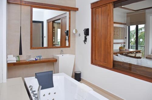 Koupelna v ubytování Goldi Sands Hotel