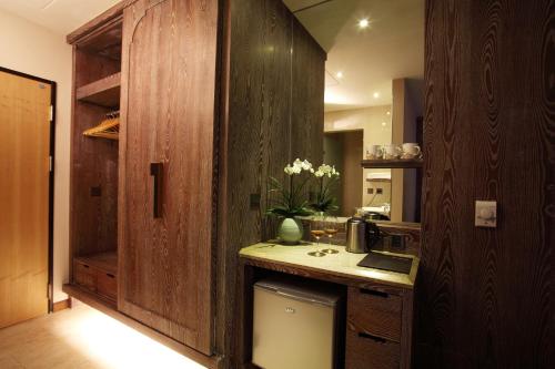 a kitchen with a counter with a microwave at Chia Shih Pao Hotel in Taibao