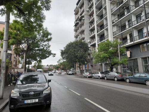 un coche aparcado al lado de una calle de la ciudad en Natalie appartement 41, en Tiflis