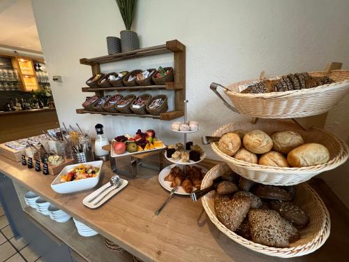 eine Theke mit Körben mit Brot und Gebäck darauf in der Unterkunft Hotel Restaurant Sonnenlay in Kröv