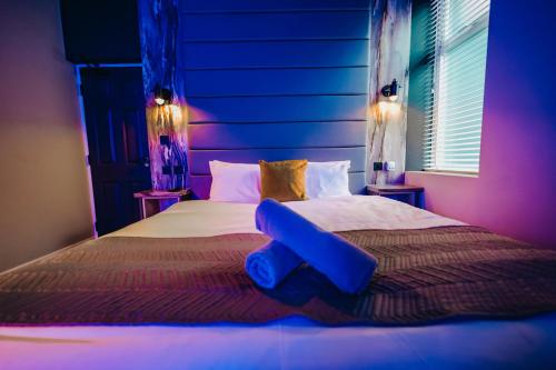 Postel nebo postele na pokoji v ubytování BREEZE BLACKPOOL LUXURY SUITES