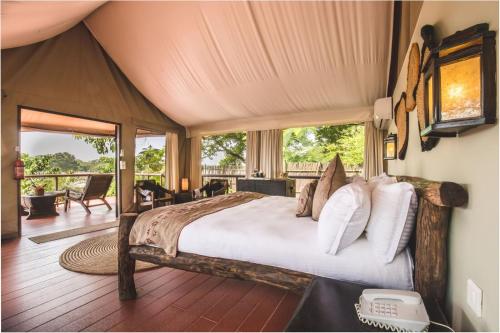 een slaapkamer met een groot bed in een tent bij Jagatpur Lodge in Khargauli