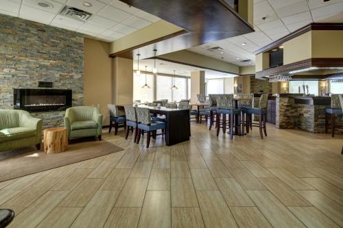 A restaurant or other place to eat at Holiday Inn Staunton Conference Center, an IHG Hotel