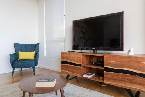 Televízia a/alebo spoločenská miestnosť v ubytovaní Sun&Sea Luxury Apartment by MP