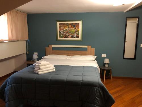 1 dormitorio con 1 cama con toallas en La dimora degli Artisti, en Foggia