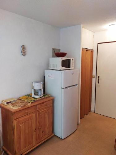 Il comprend une cuisine équipée d'un réfrigérateur et d'un four micro-ondes. dans l'établissement T2 au calme, entre mer et pinède., à Six-Fours-les-Plages