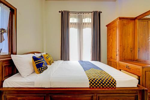 Кровать или кровати в номере OYO Homes 91095 Desa Wisata Conto