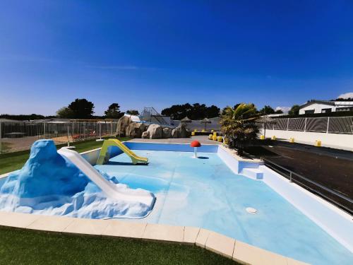- une piscine avec toboggan dans un parc dans l'établissement Mobil Home L'Evasion, à Brem-sur-Mer