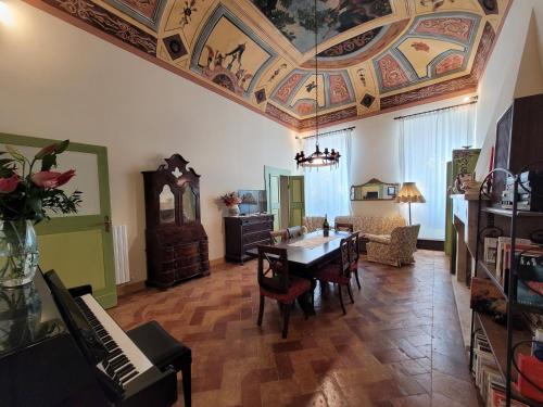a living room with a coffered ceiling and a dining room at Palazzo Fassitelli in Cossignano